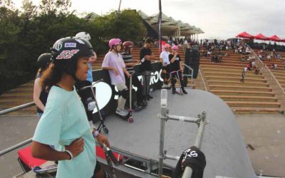 The female scooter lands in the Extreme Barcelona and the street is the fashionable modality